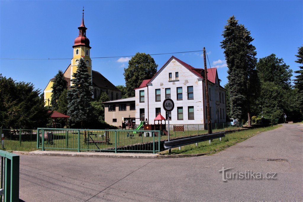 Het schoolgebouw en de kerk van St. Geest