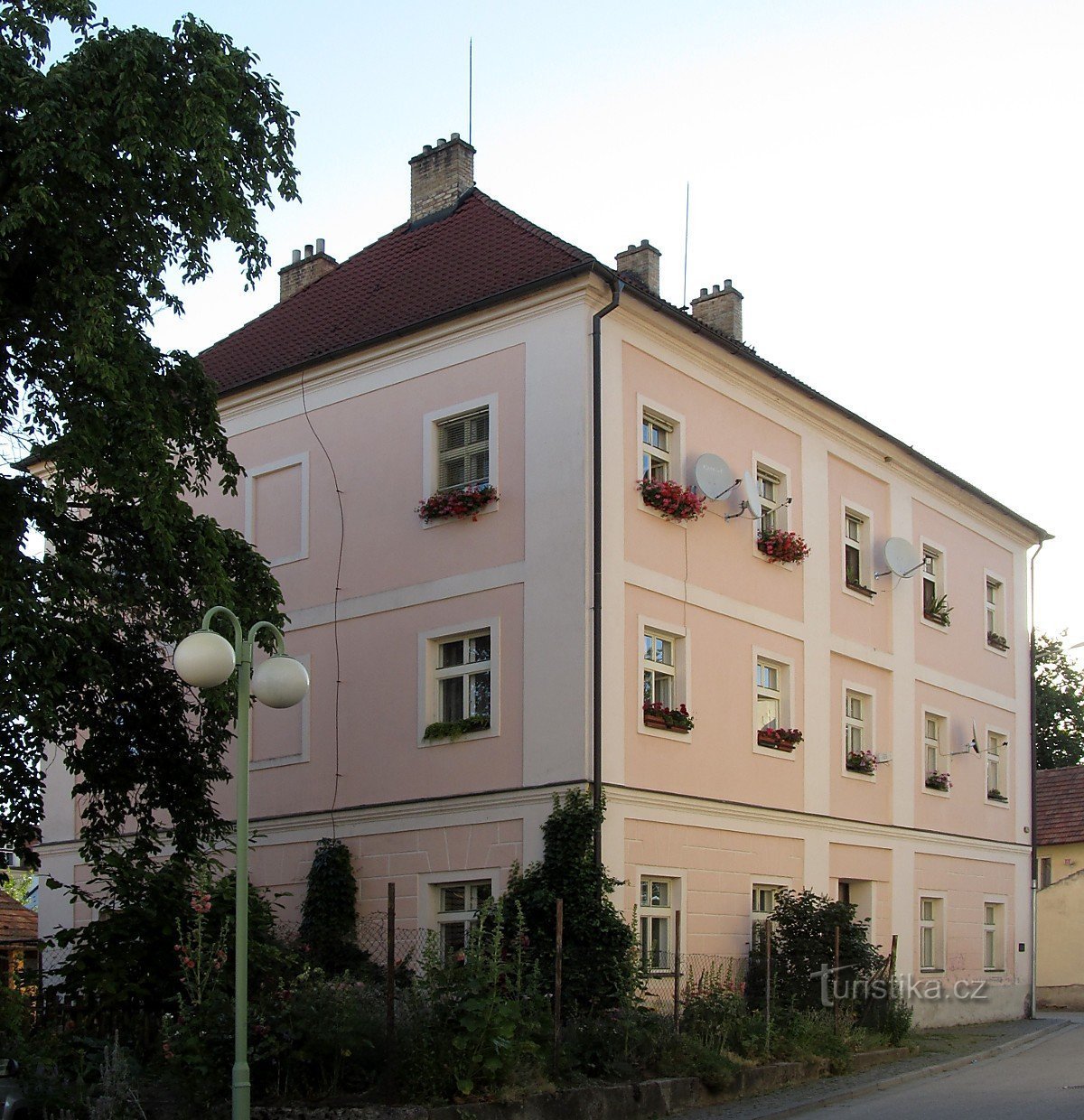 Het oude schoolgebouw in Nové Hrady