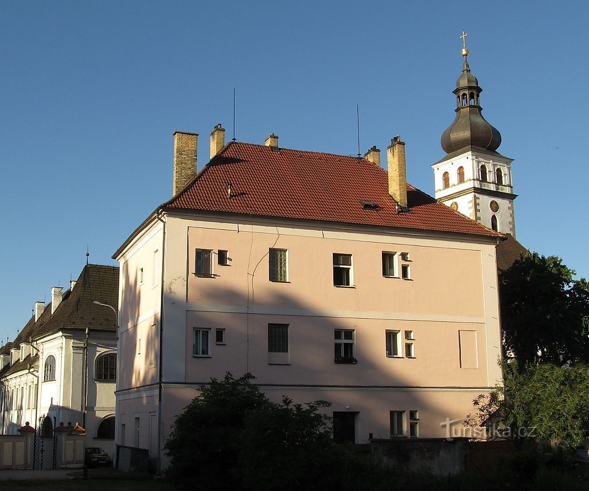 Het oude schoolgebouw in Nové Hrady