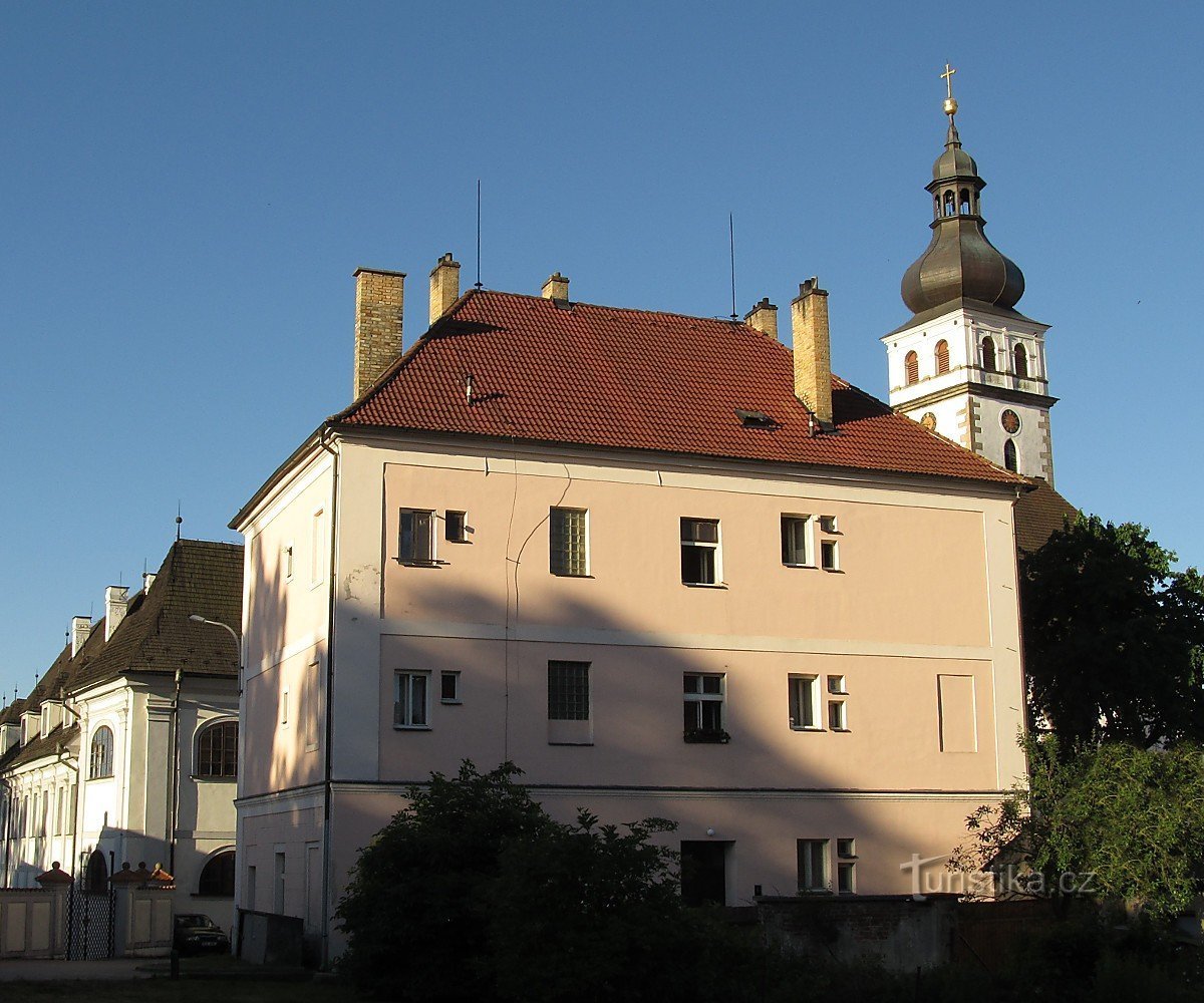 Budynek starej szkoły w Novych Hradach