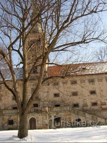 Speichergebäude: Das Speichergebäude ist barock, dreistöckig, mit einem zentralen Teil mit einem Turm mit ba