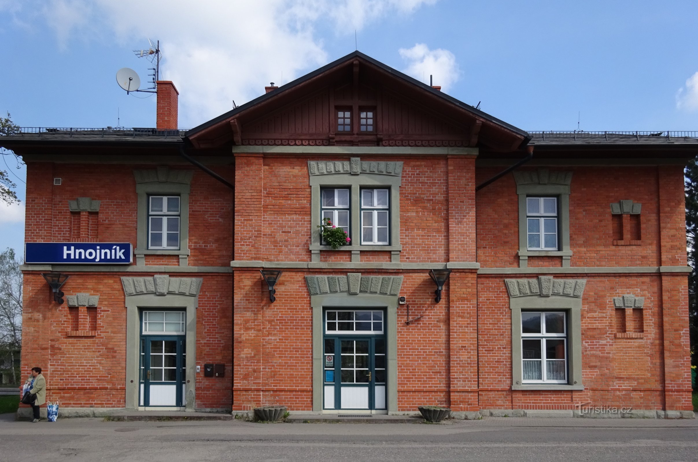 Bahnhofsgebäude aus dem Weg