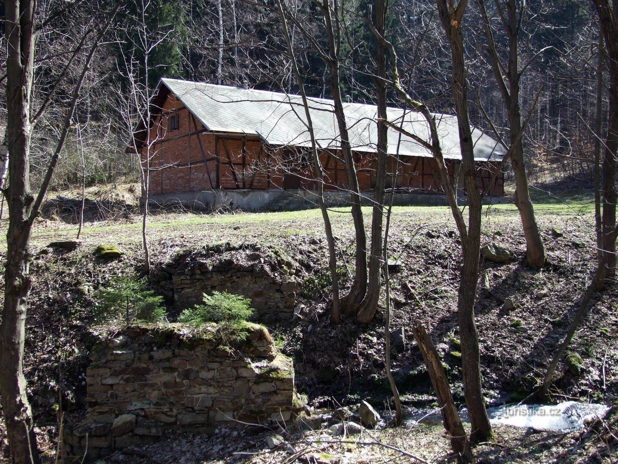 POW-byggnad, tidigare ingång via bro