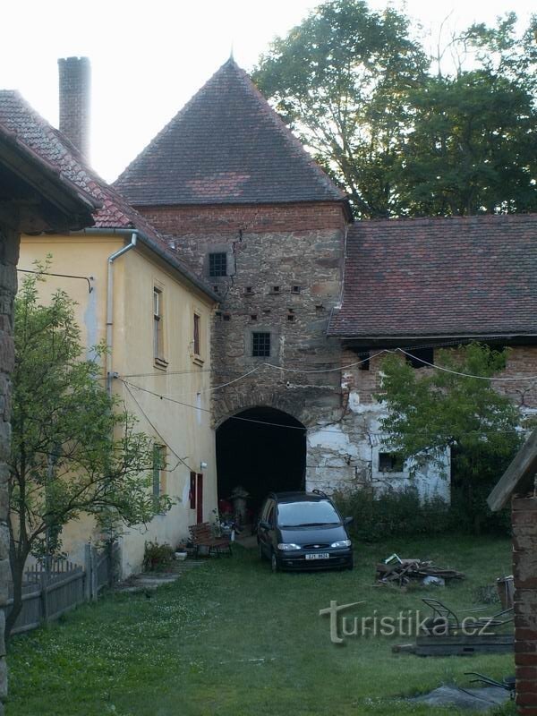 Os edifícios do moinho com a torre da antiga fortaleza