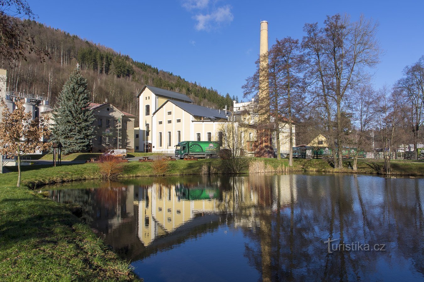 Gli edifici della fabbrica di birra possono essere visti negli stagni in una giornata limpida