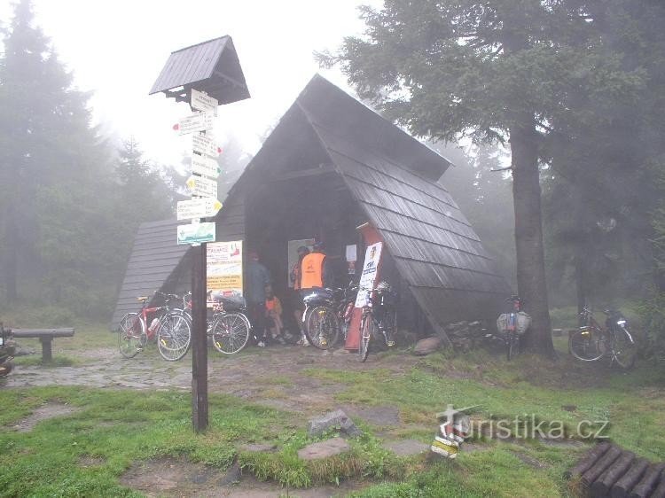 Buffet en Pěticestí en la niebla