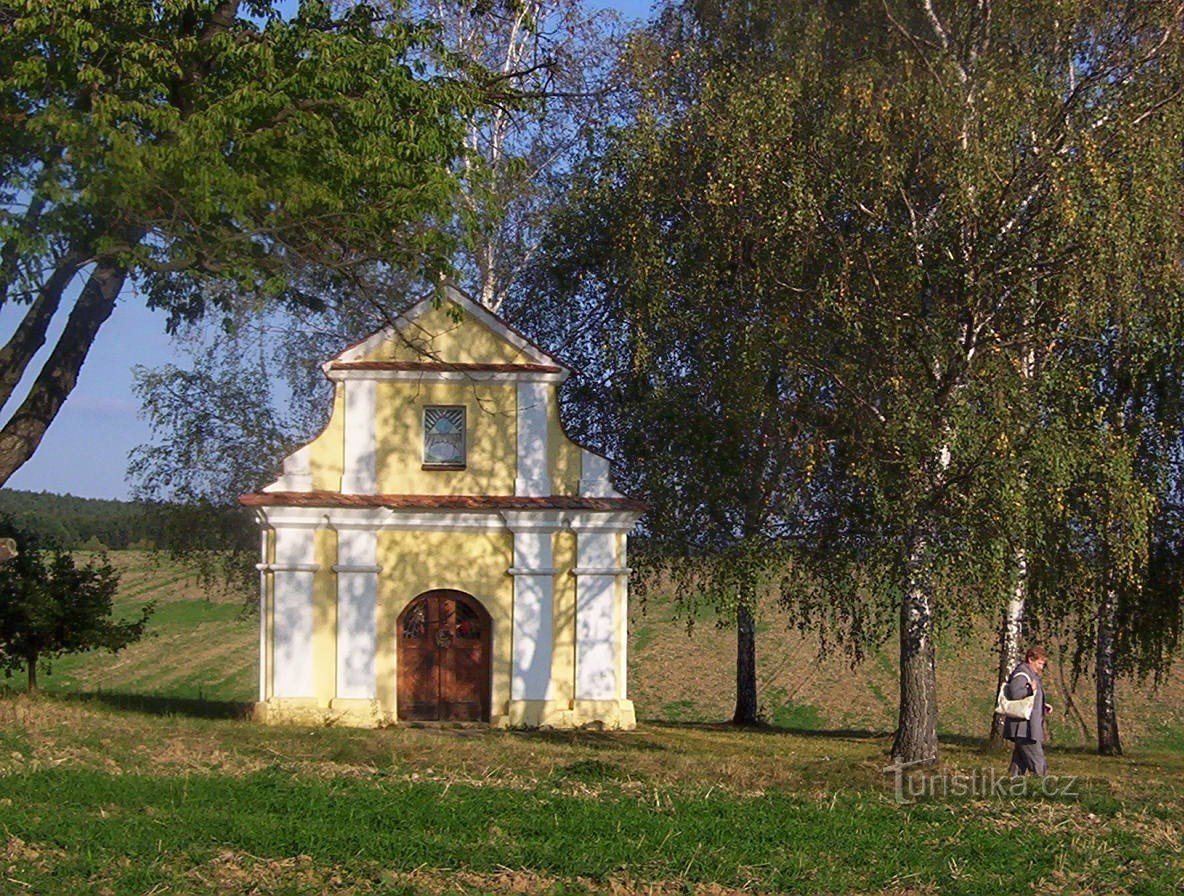 Bukovany-kapel bij de veldweg naar Svatý Kopeček-Foto: Ulrych Mir.