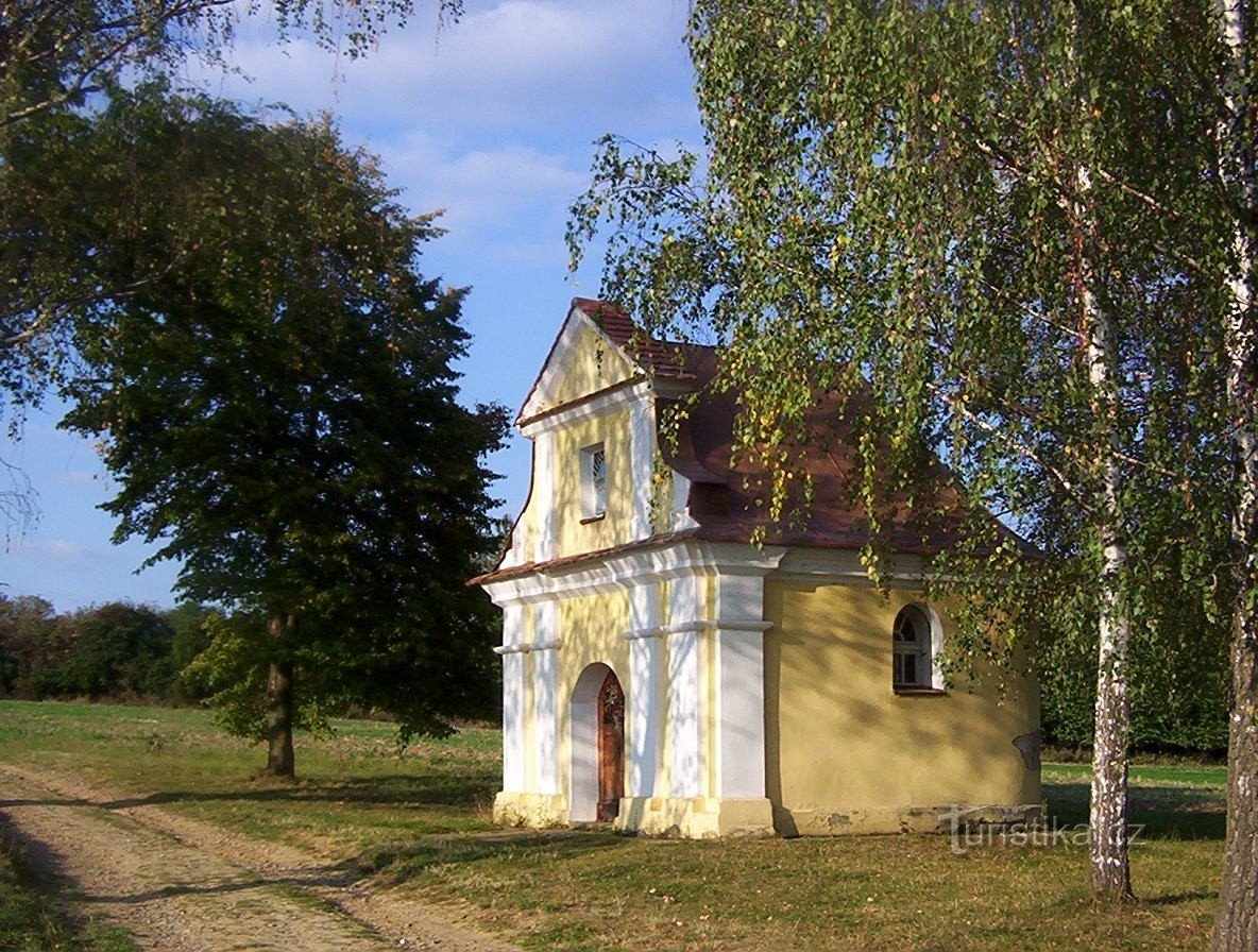 Bukovany-kapel bij de veldweg richting Svatý Kopeček-Foto: Ulrych Mir.