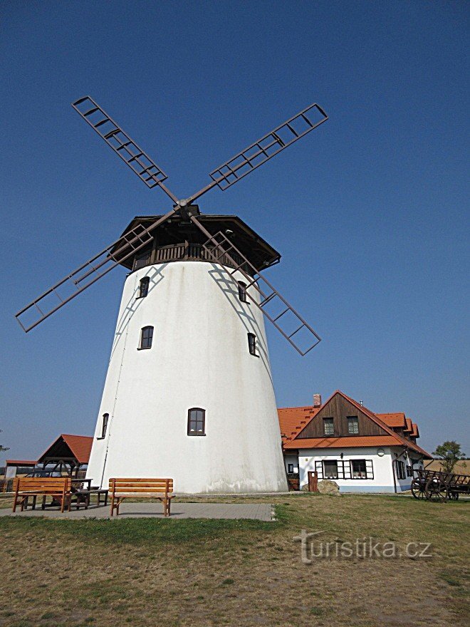 Bukovany - ośrodek rekreacyjny i wieża widokowa Větrný mlýn