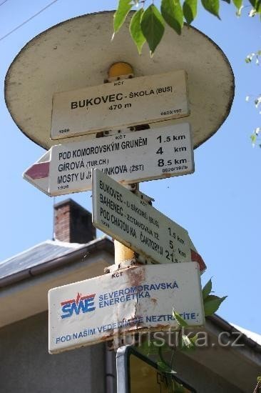 bukovec: drogowskaz przy szkole w bukovcu