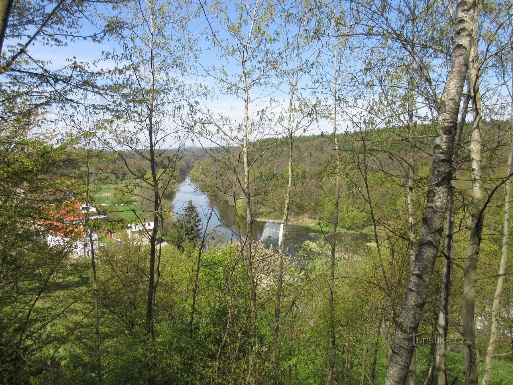 Bukovec mit einem Wehr auf Berounce