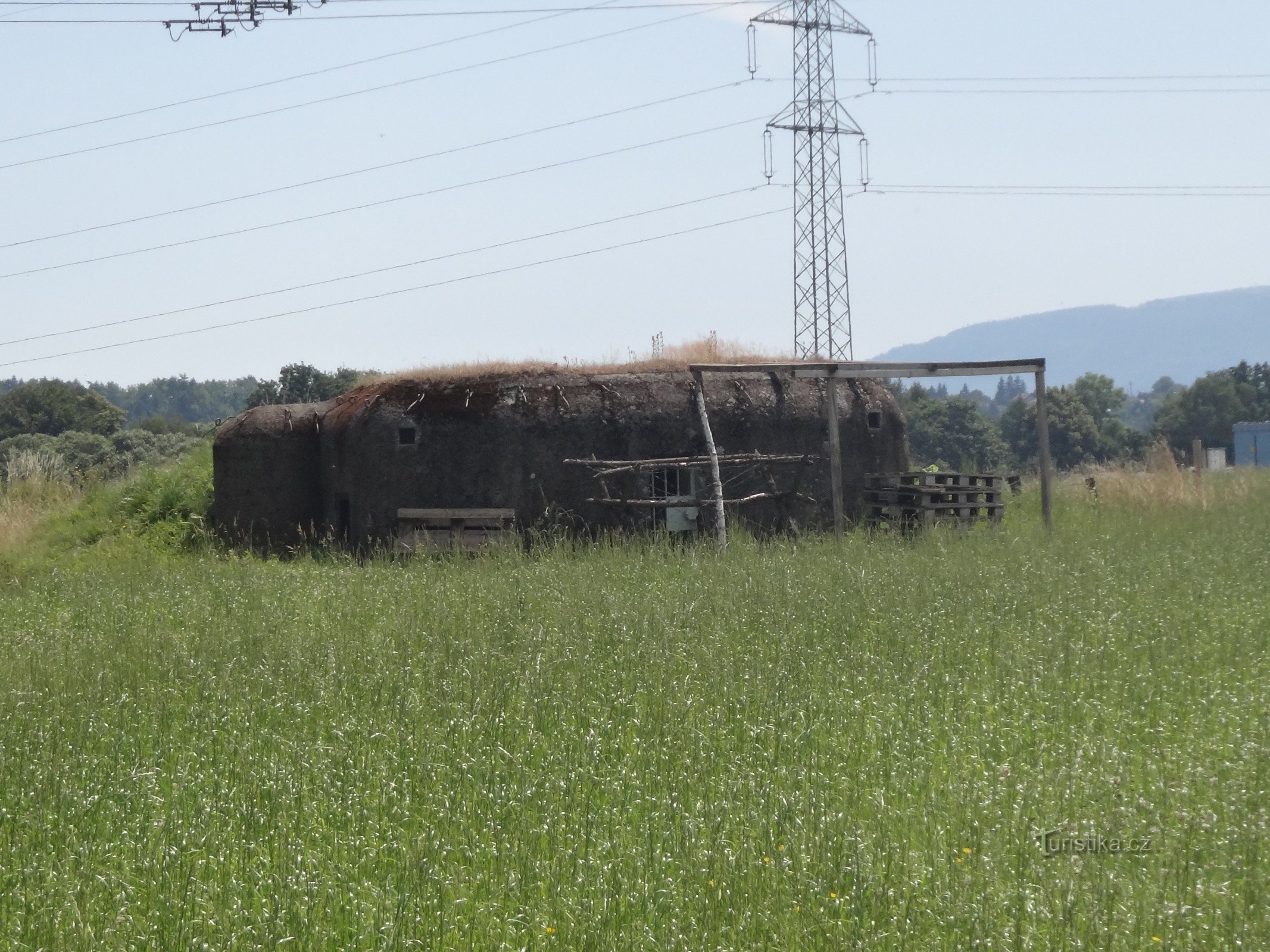 buncăr adaptat din epoca postbelică într-un câmp