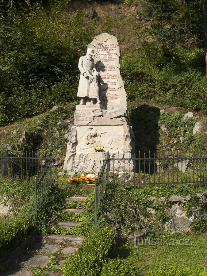 Bušín - Monument for de faldne