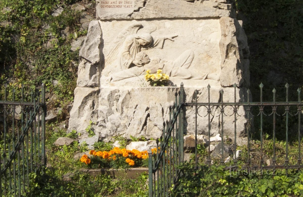 Bušín - Monument for de faldne