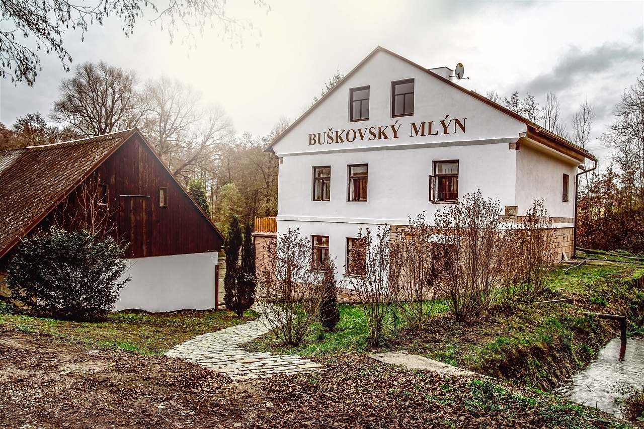 Buškovský-Mühle vom Weg unter dem Teich aus