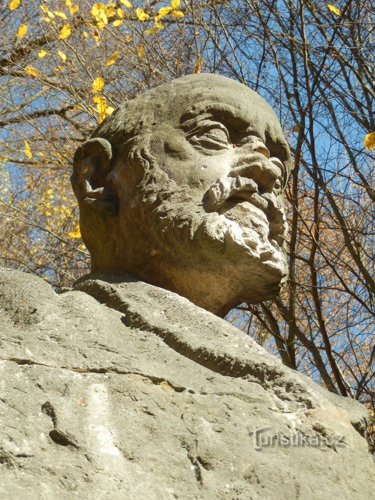 Bức tượng bán thân của Alois Jirásek