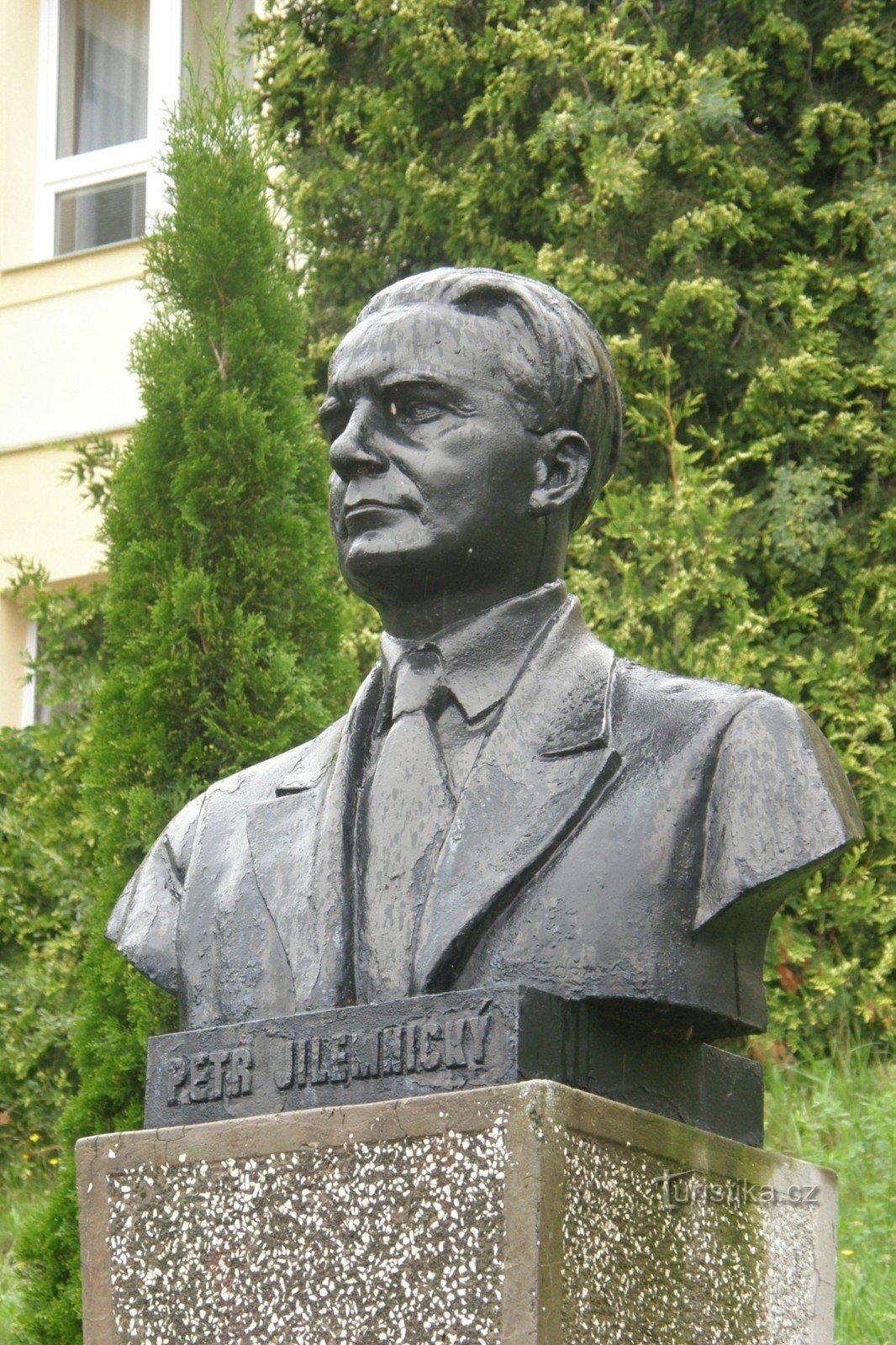 Busta Jilemnický (Adamov)