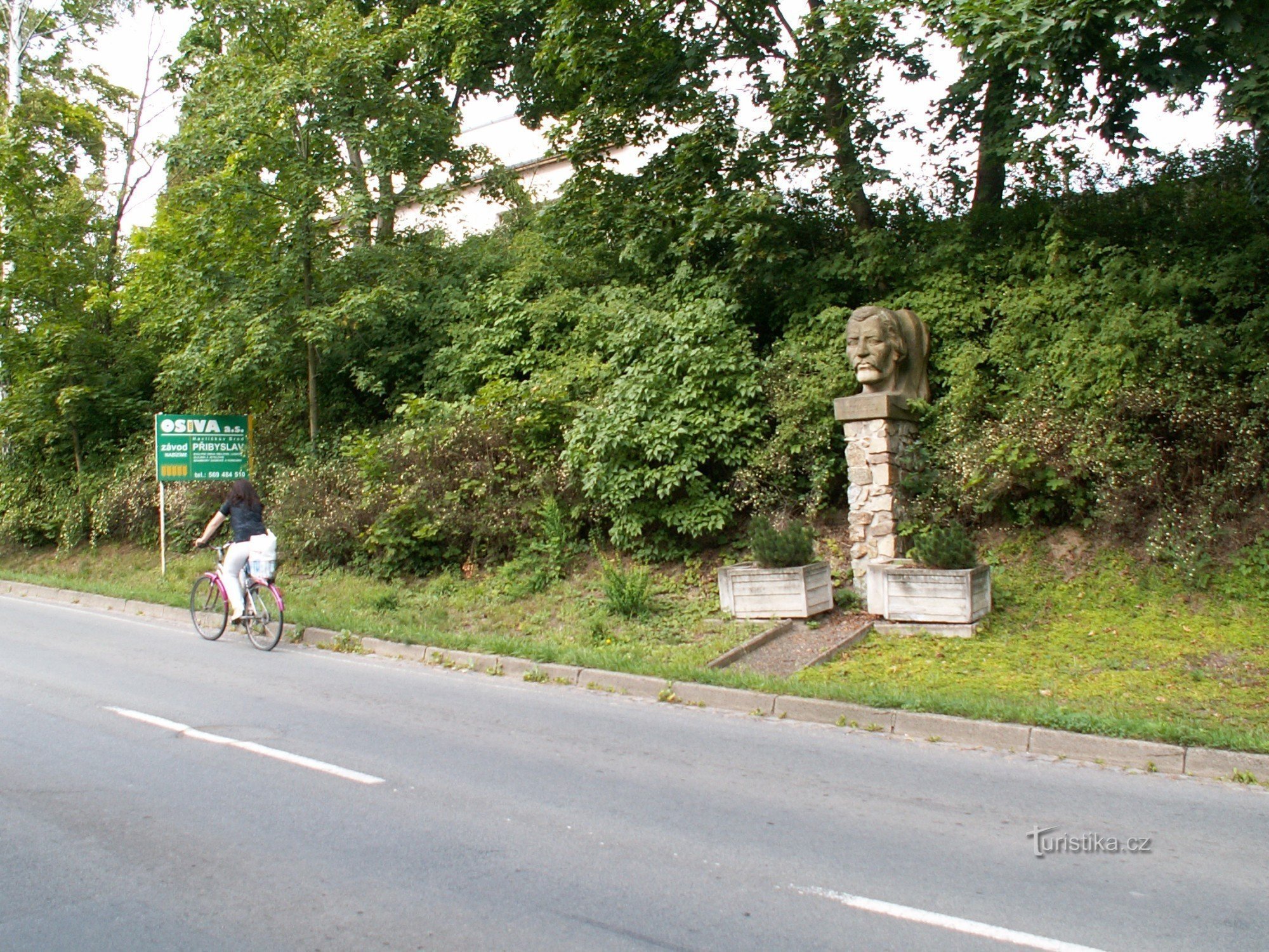 Busto de Karel Havlíček Borovský junto a la carretera