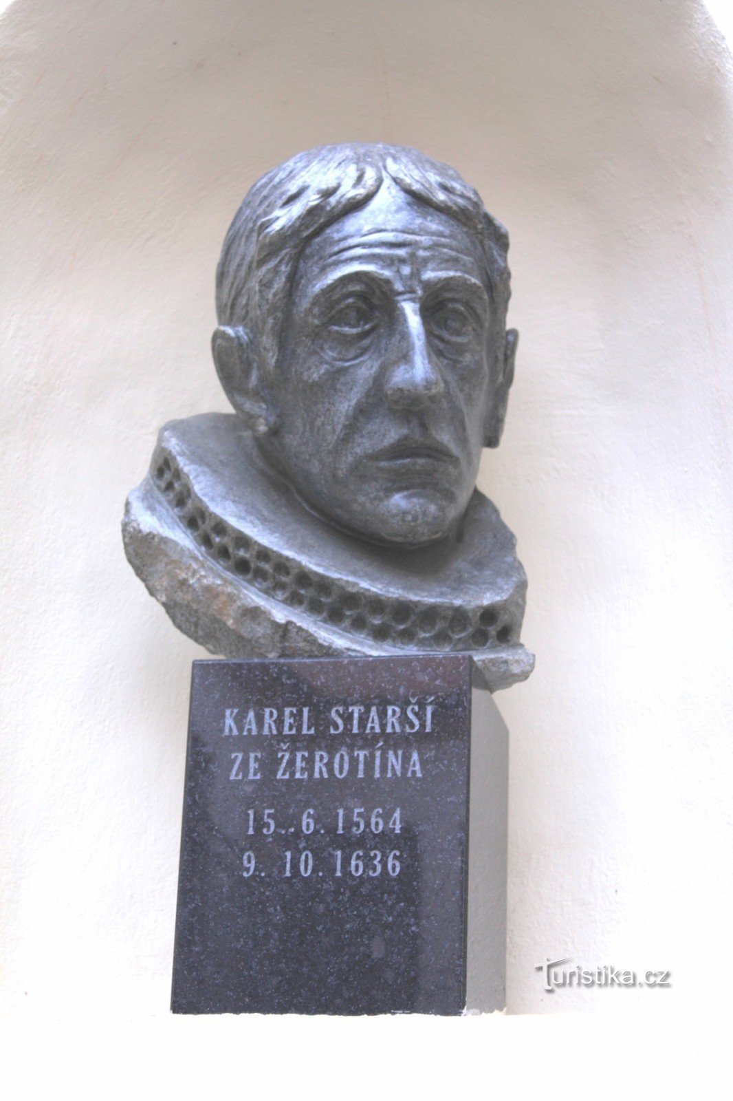 Buste af Karel den Ældre fra Žerotín i gården