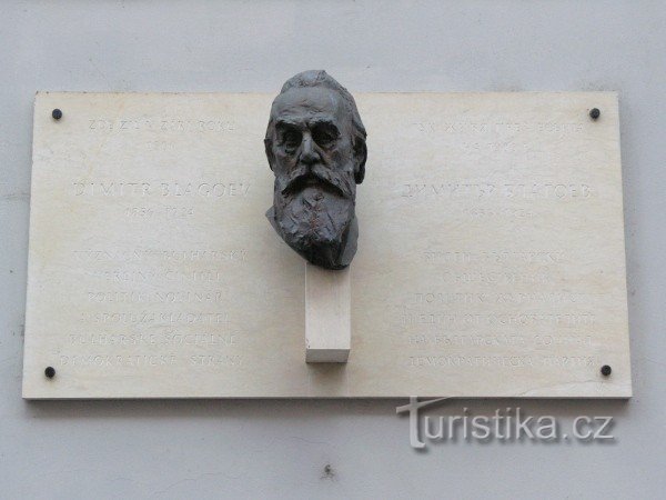 Busta s pamětní deskou
