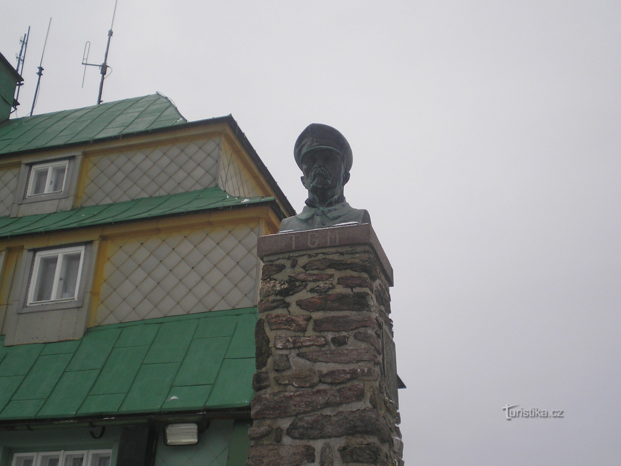 Busto da TGM em frente ao chalé