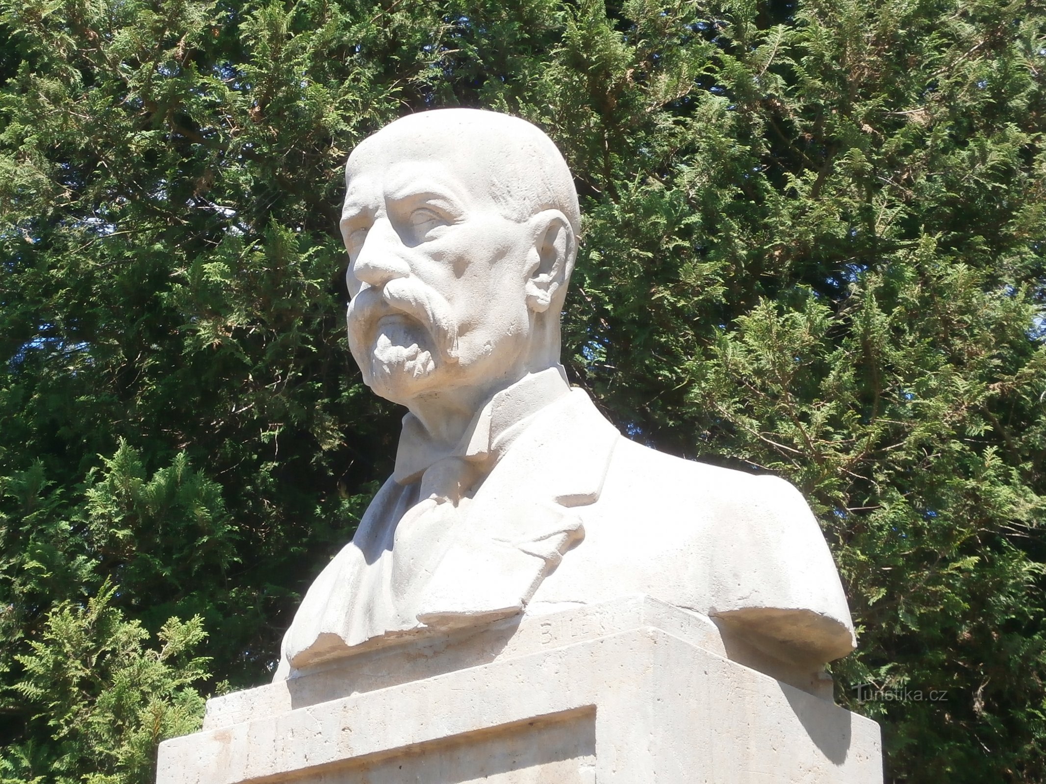 Borstbeeld van TG Masaryk op het monument voor de gevallenen in de Eerste Wereldoorlog (Havlovice)