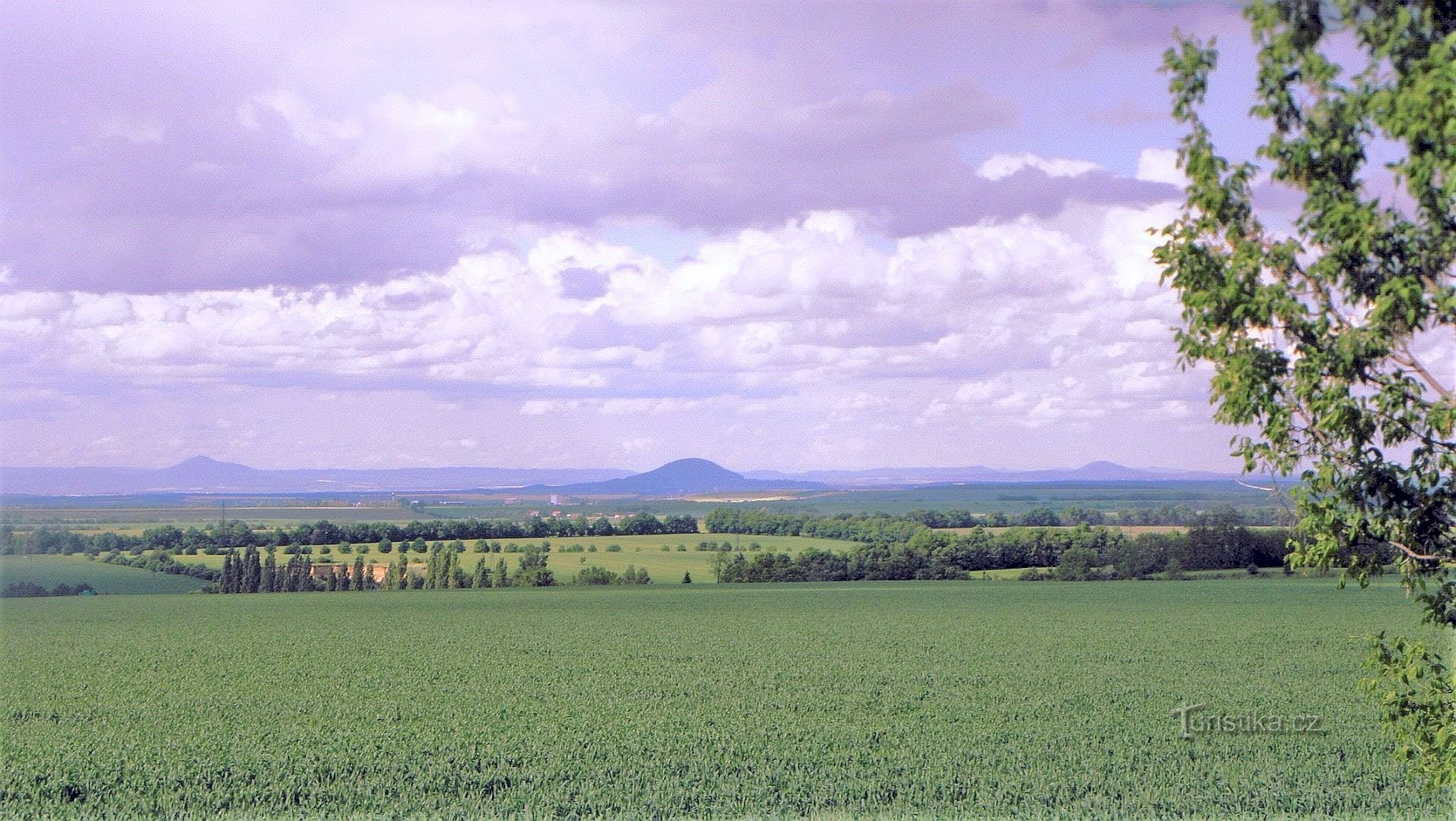 Buštěhrad, pogled proti severu, v ozadju Velké Sedlo, Říp in Ralsko