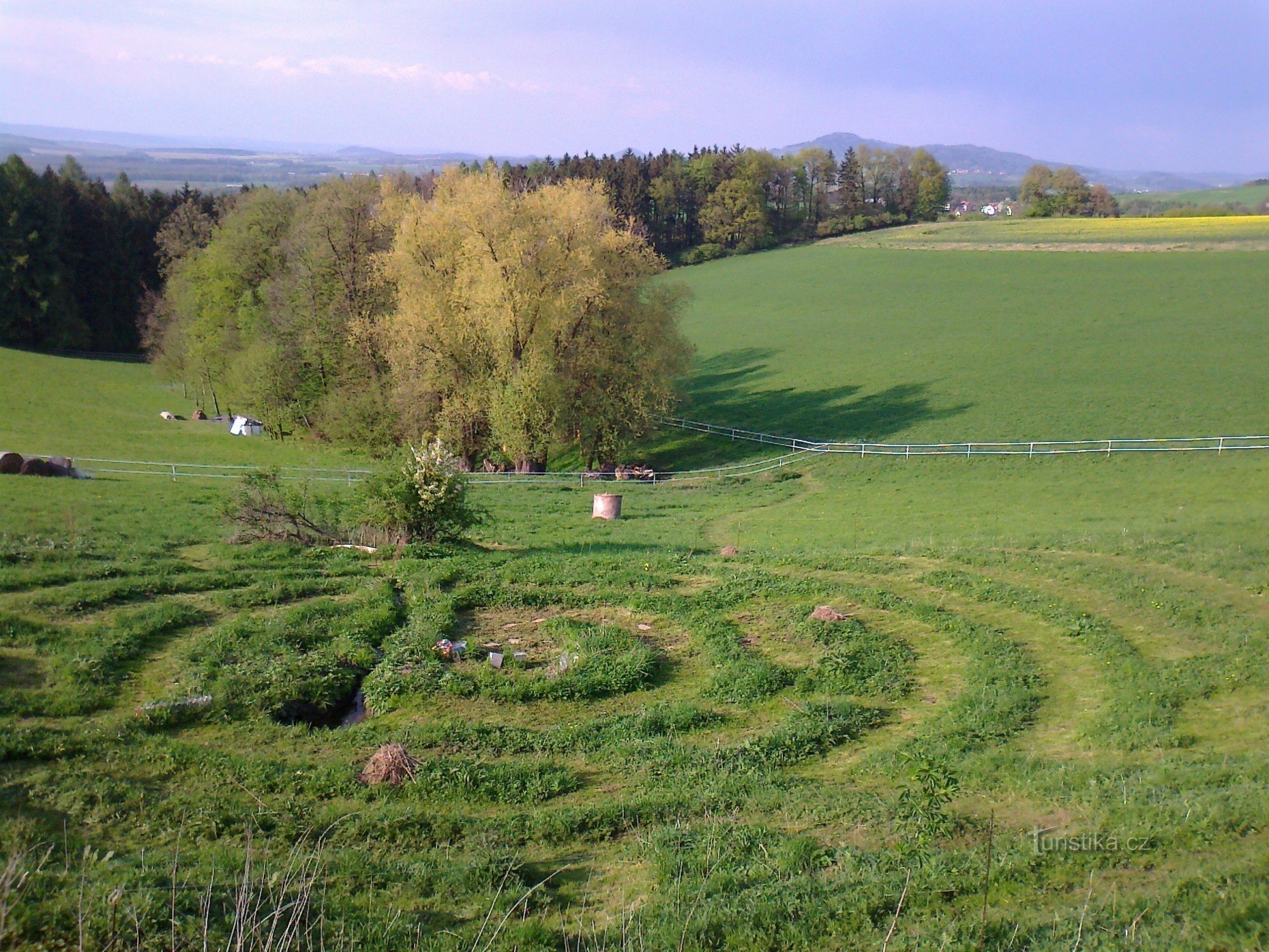 Kräuterlabyrinth mit Brunnen