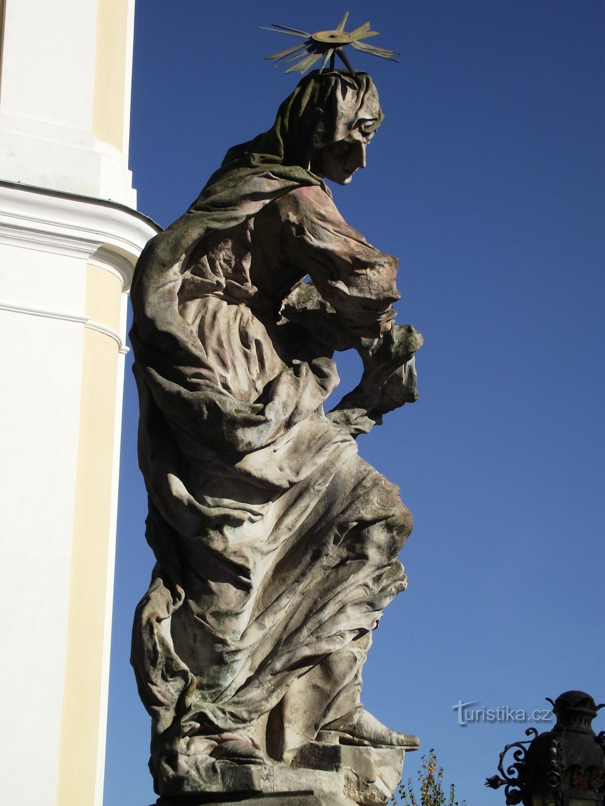 Быстре (район Ю.Ю.) - статуя Скорбящей Девы Марии.