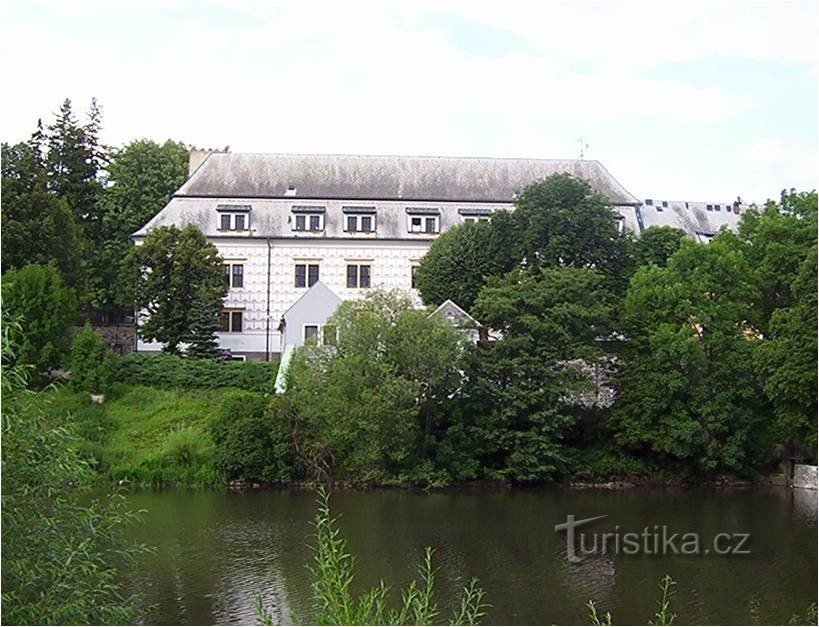 Bystré-Schloss-von Westen von der Vrchlický-Straße-Foto: Ulrych Mir.