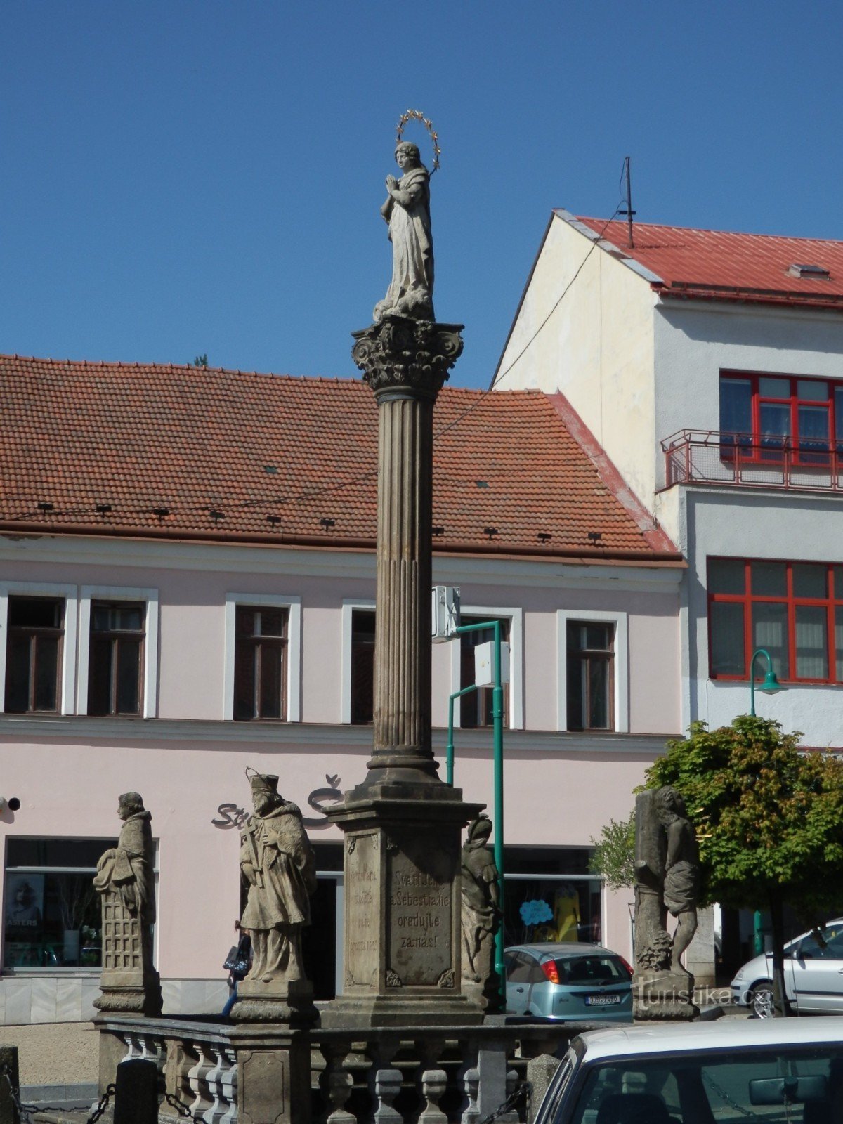 Bystřice nad Pernštejnem - pequeños monumentos