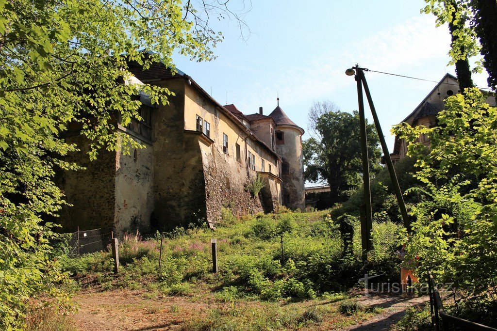 Bystřice nad Úhlavou, a kastély déli oldala