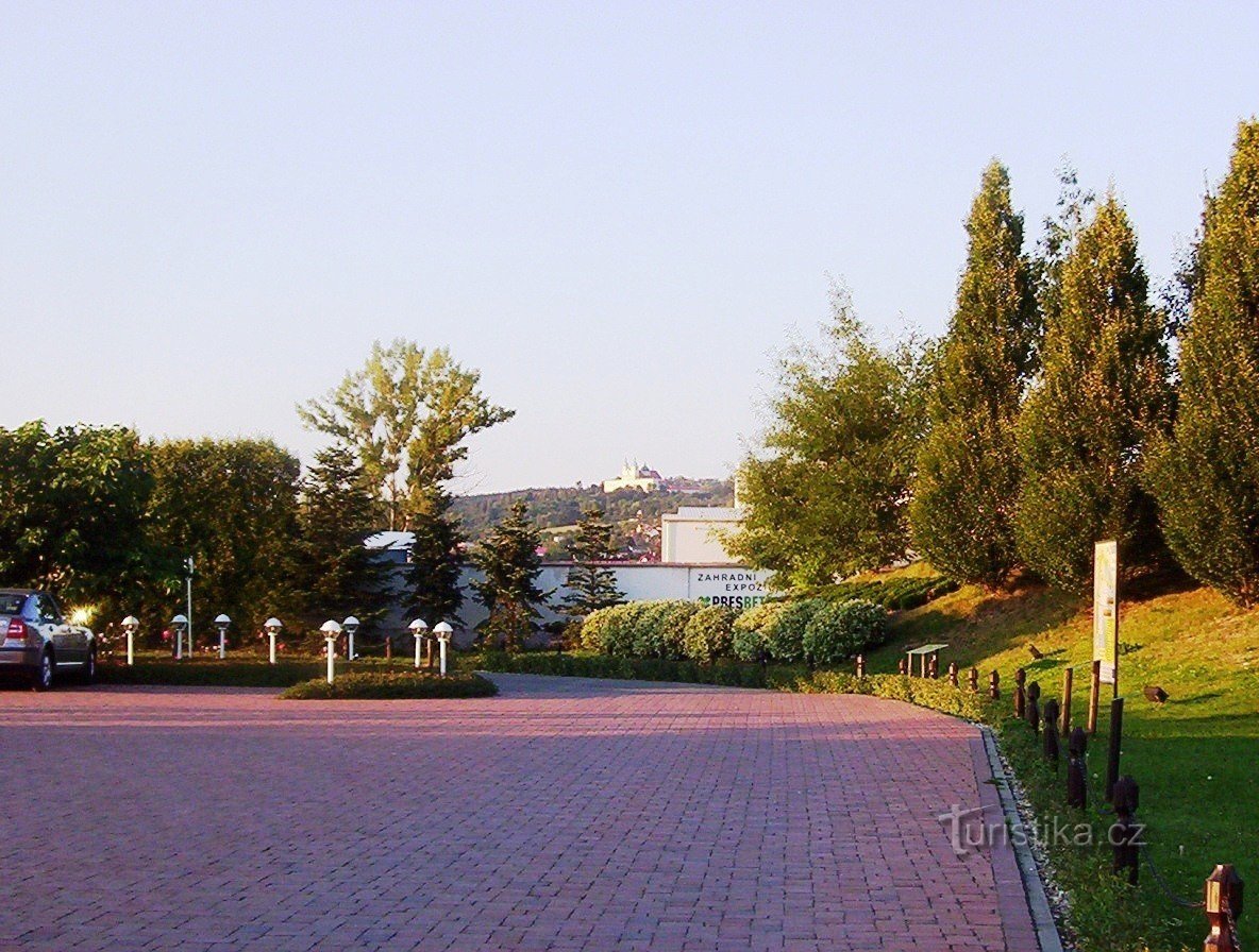 Bystrovany - entrada al área del Parque Natural desde el estacionamiento y Svatý Kopeček - Foto: Ulrych Mir.