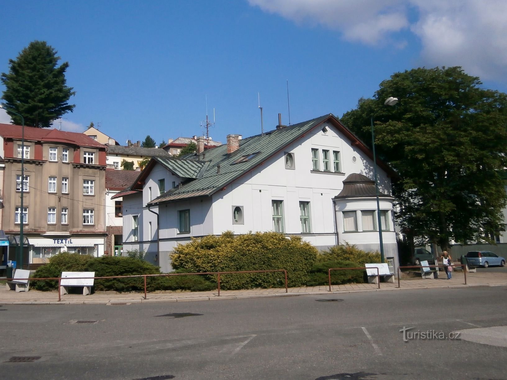 Čap 的旧别墅，设有巴士站（Úpice，6.7.2017 年 XNUMX 月 XNUMX 日）