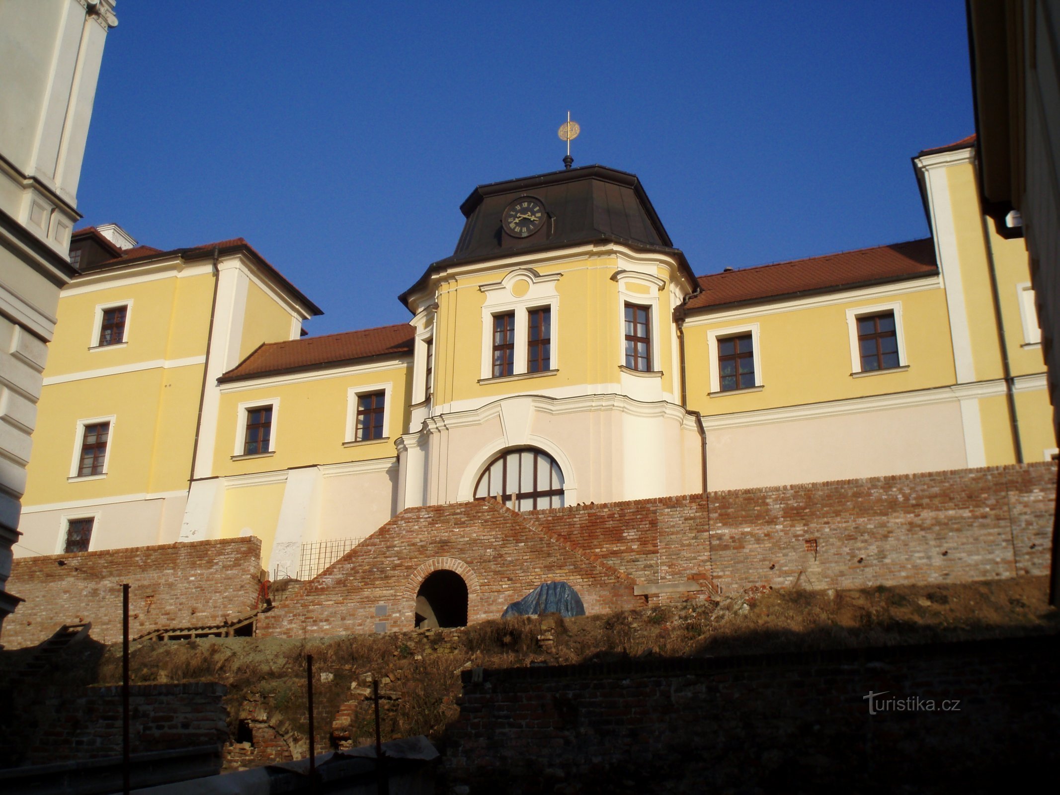 Trường cao đẳng Dòng Tên trước đây, nay là Nové Adalbertinum (Hradec Králové, 28.2.2011)