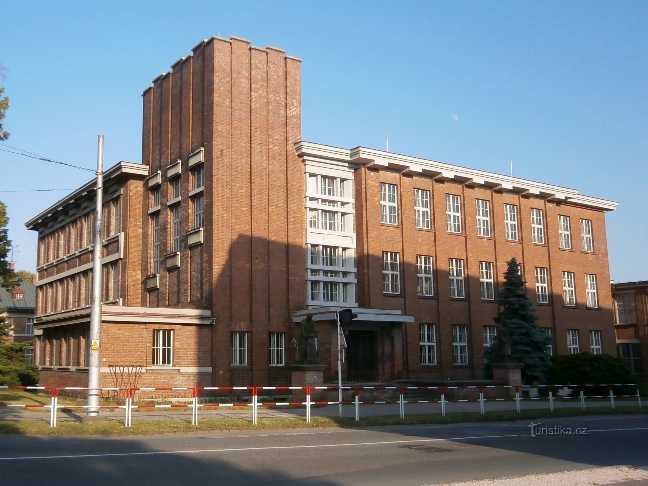 Бывшая кожевенная школа (Градец Кралове, 19.6.2013)