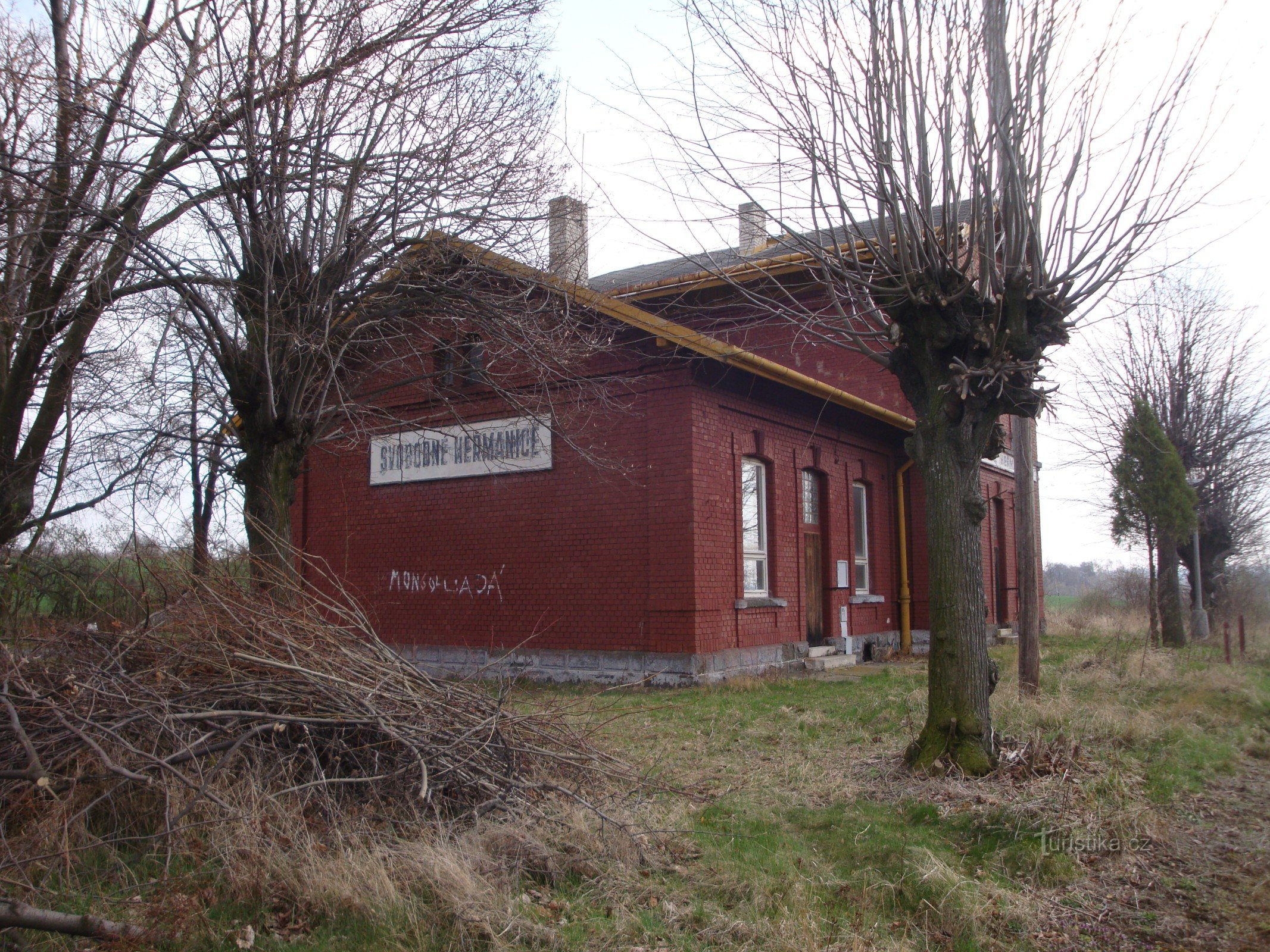 線路から見た旧駅舎
