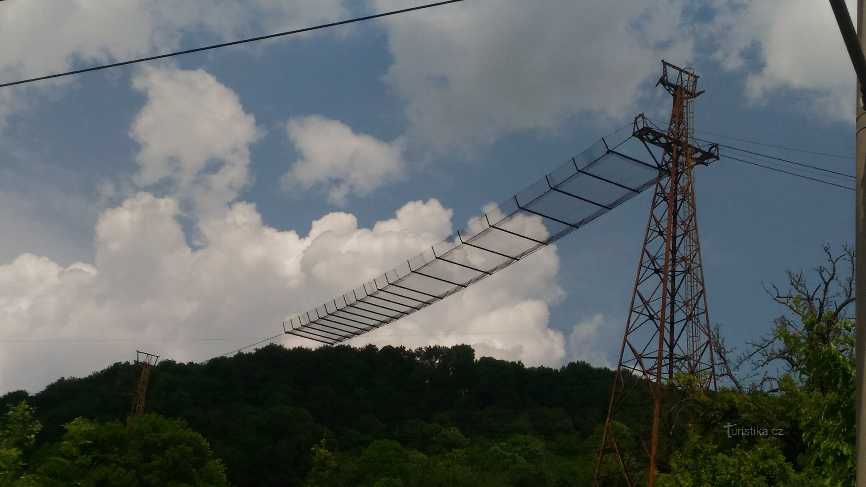 El antiguo teleférico de mercancías cerca de Neštěmice.