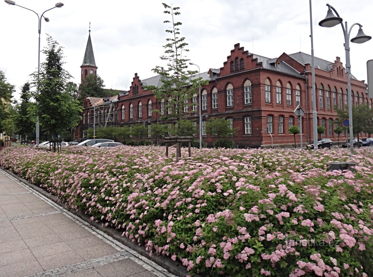 trường học và nhà thi đấu cũ của Đức, ngày nay là tòa thị chính mới với một nhà thờ