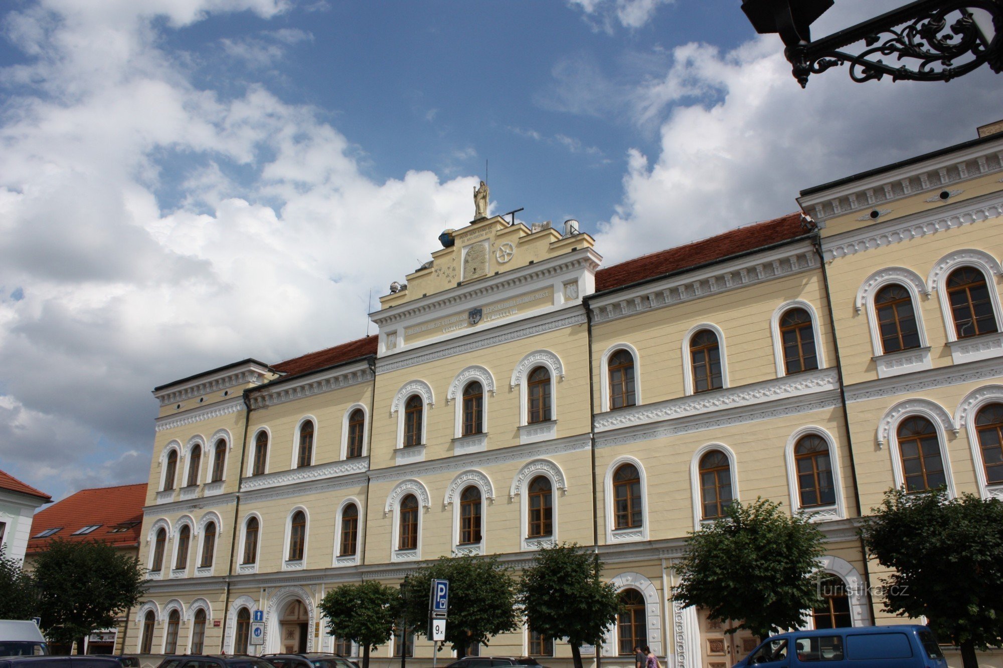 Das ehemalige Gymnasium auf dem Alšová náměstí