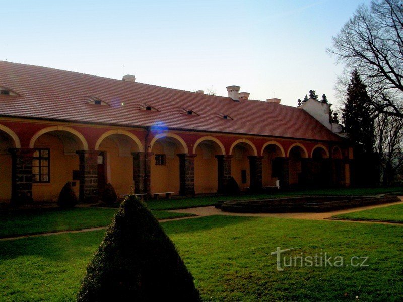 Antiguos edificios de la granja, ahora un dormitorio del castillo