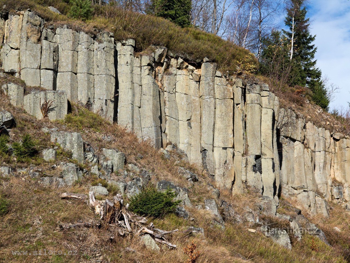 Antiga pedreira de basalto em PR Ryžovna