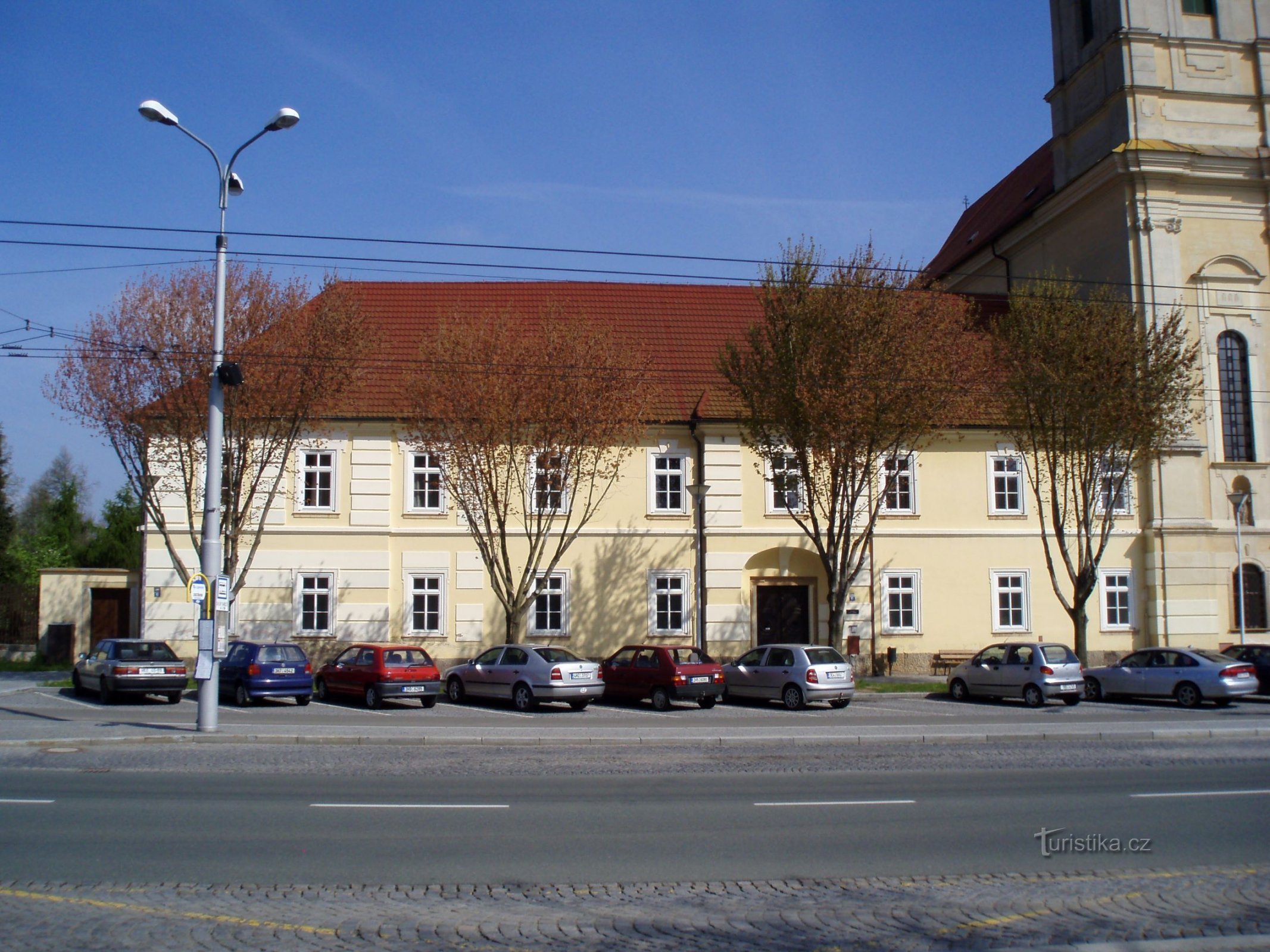 Entinen luostari (Denisovo náměstí nro 26 ja 172, Hradec Králové, 28.4.2010)