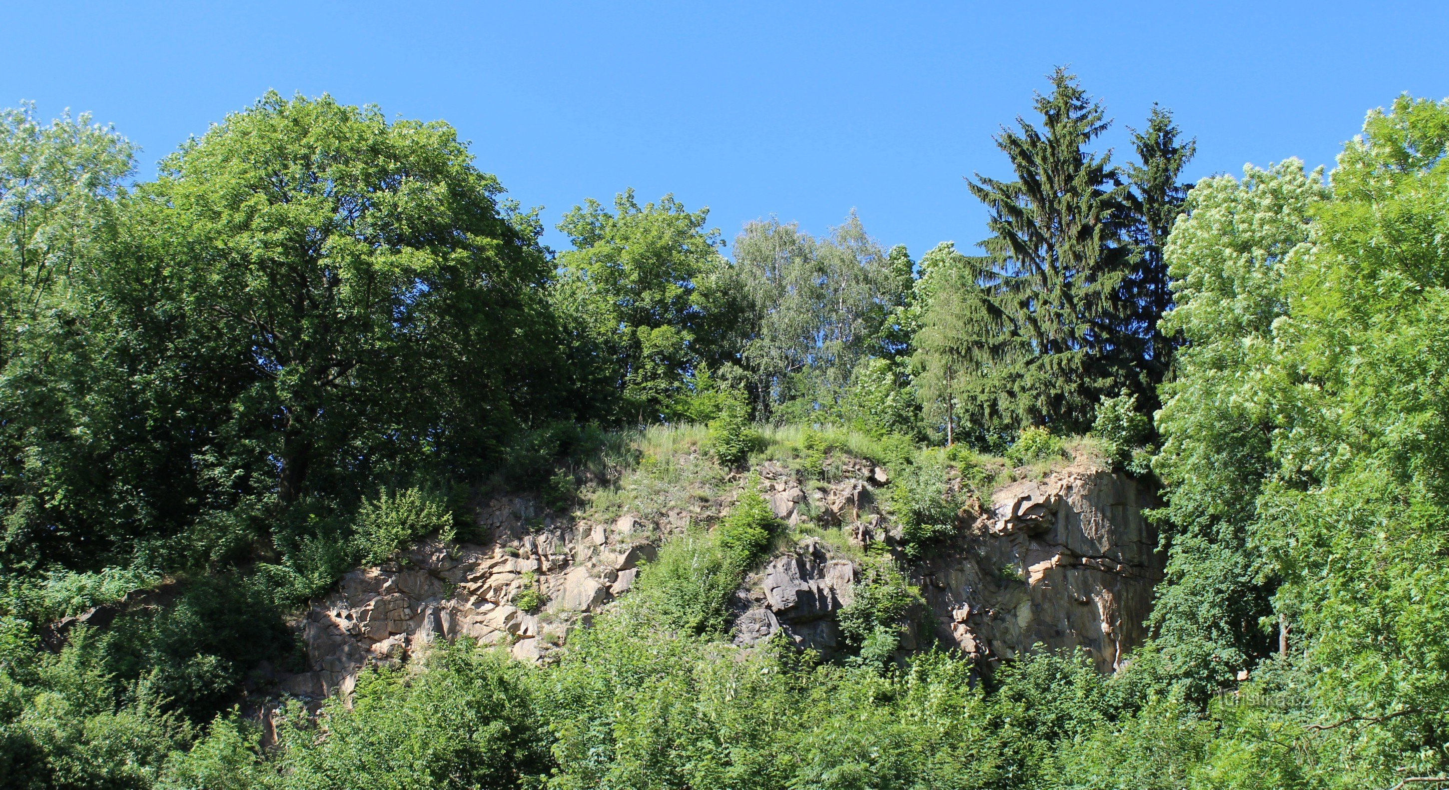 Der ehemalige Steinbruch am rechten Ufer der Jihlávka