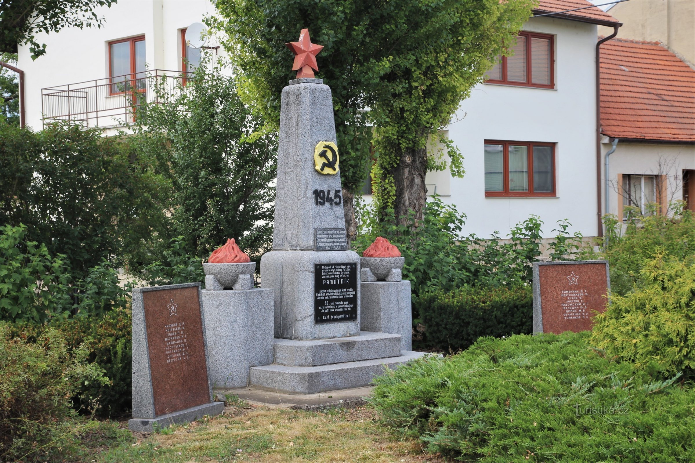 Het voormalige monument voor gesneuvelde soldaten van het Rode Leger, dat hier stond tot 2018 - zomer 2016