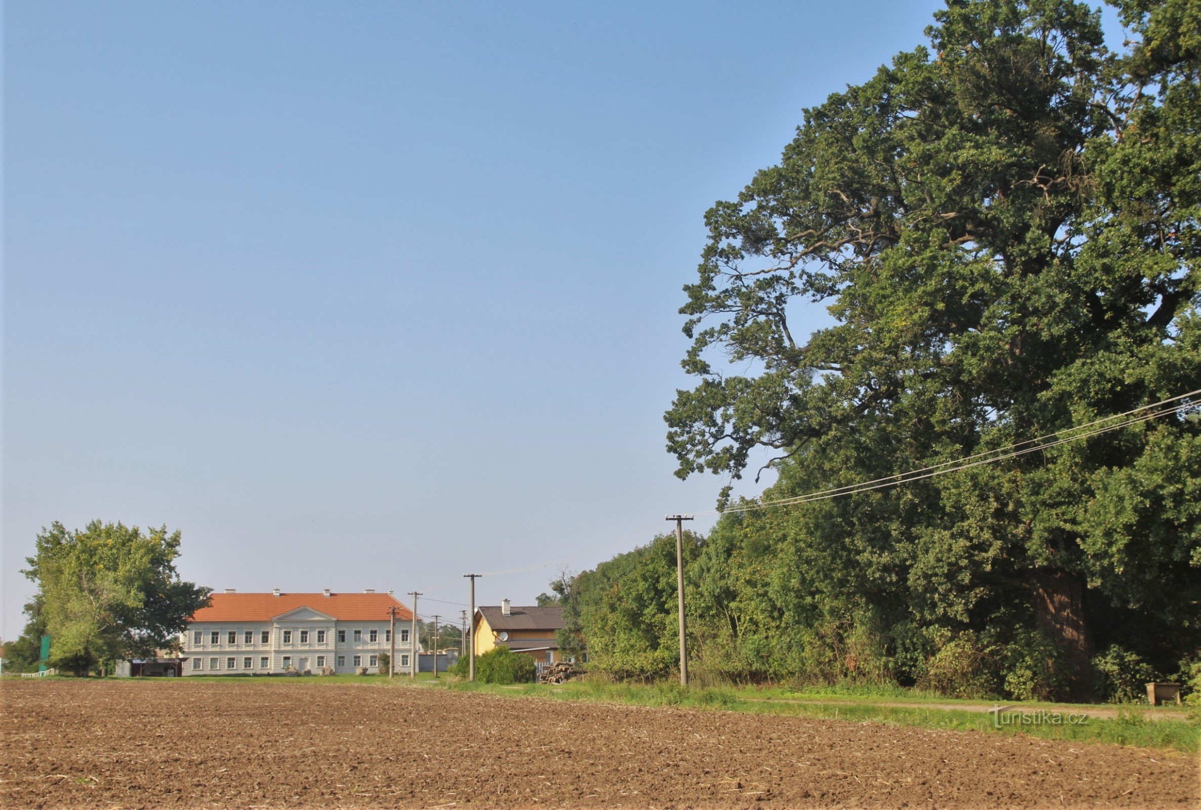 Het voormalige kasteelpark begint ten oosten van het kasteel