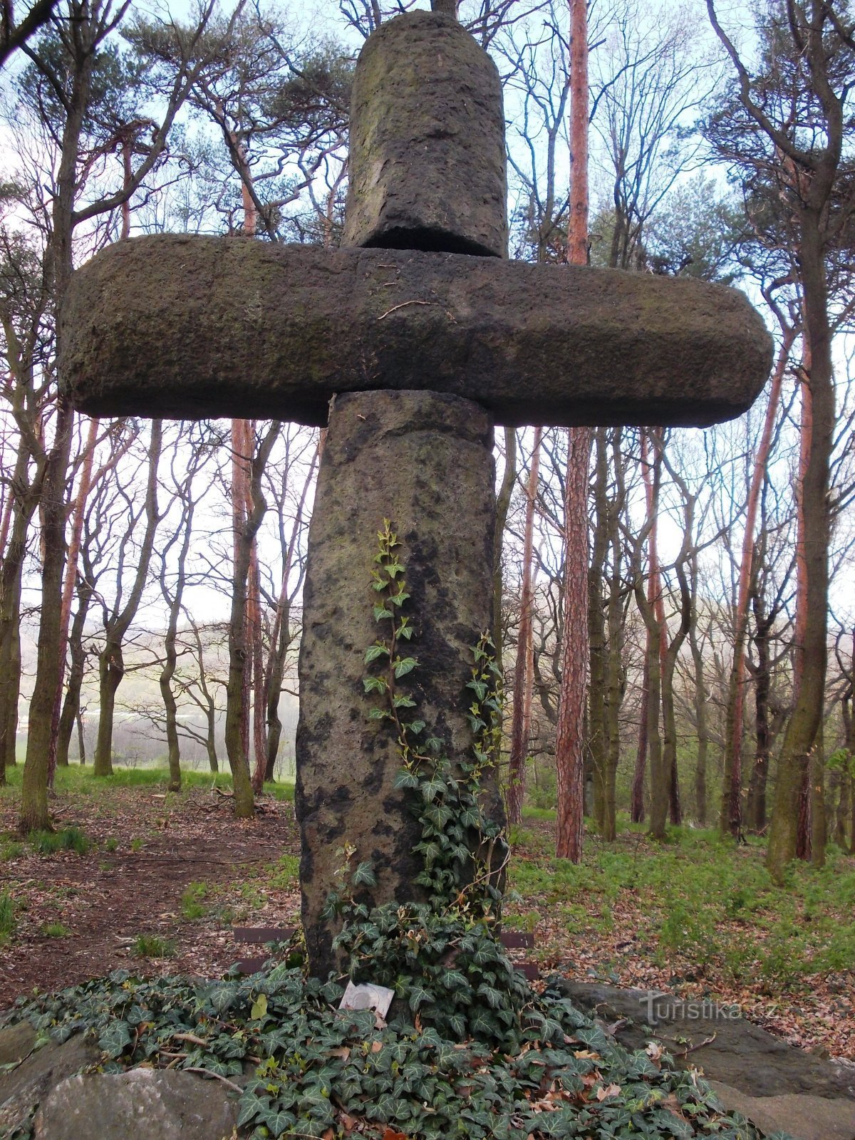 cruz de basalto