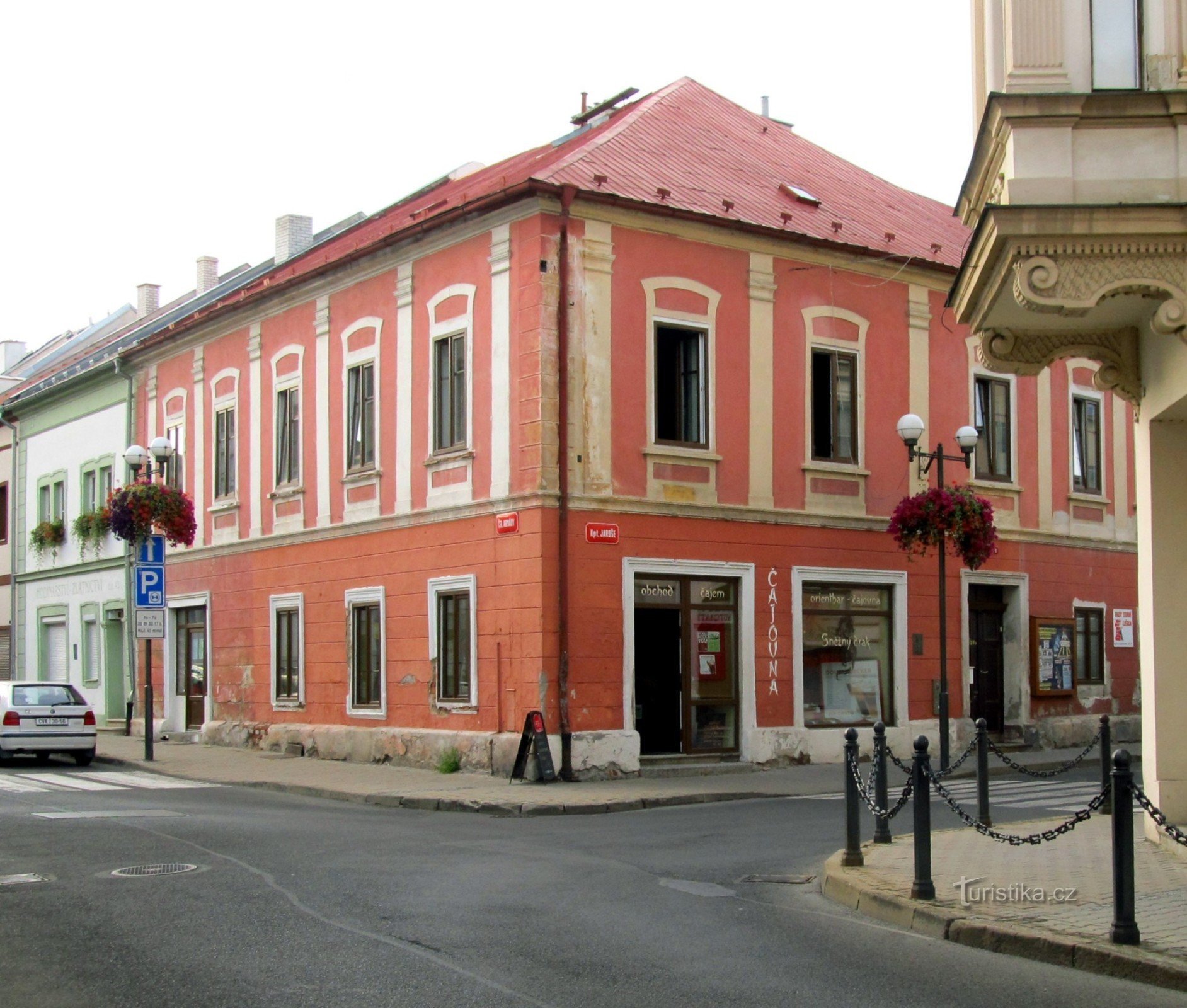 Herbaciarnia Sněžný drak w czerwonym narożnym domu w pobliżu Mírové náměstí w Kadaniu.
