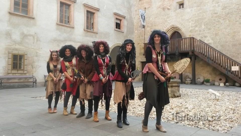 BRUJAS y clases de vuelo de brujas en escoba en los Castillos Viejos