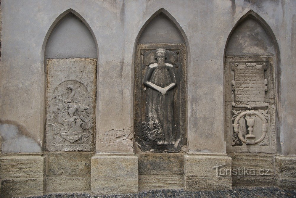 Čáslav – nadgrobni spomenici na crkvi sv. Petra i Pavla